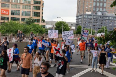 Silahları protesto eden büyük bir kalabalık. Brooklyn 'deki Cadman Plaza' dan Brooklyn Köprüsü üzerinden New York 'a yürüyorum.