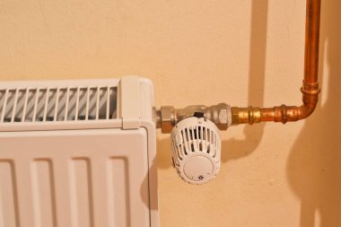 Termostatla ayarlanmış bir radyatör görüntüsü, ev bağlantısı