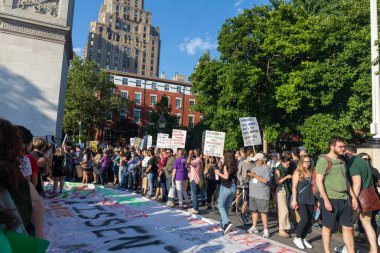 Washington Square Park 'ta yürüyüş yapan protestocular, Anayasa Mahkemesi' nin Roe v. Wade davasını bozmasının ardından...