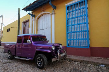 Trinidad caddesinde mavi gökyüzünün altında park edilmiş güzel bir araba manzarası.