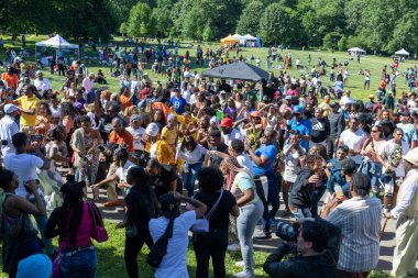 Güneşli bir günde Prospect Park Brooklyn 'de düzenlenen 13. Haziran kutlamasında bir kalabalık.
