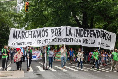 New York 'taki Porto Riko Günü Geçidi' ni kutlamak için büyük bir kalabalık geliyor.