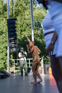 Prospect Park Brooklyn 'deki 13. Geleneksel Haziran kutlamasında bir şarkıcının dikey çekimi.