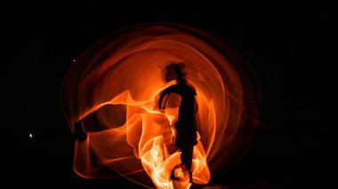 Karanlık bir arkaplana karşı ışığın uzun pozlama görüntüsü