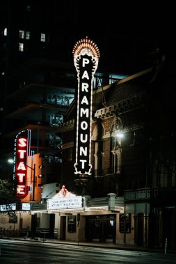 Austin Texas Paramount Tiyatrosu 'nun gece ışıklandırmalı güzel bir dış görüntüsü.
