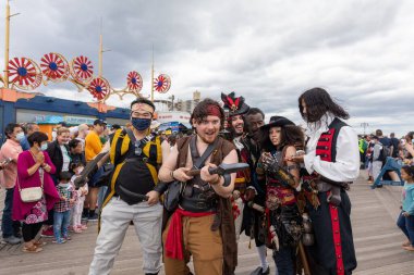 Coney Adası 'ndaki 40. Geleneksel Denizkızı Yürüyüşü için korsanlar gibi giyinmiş bir grup arkadaş.