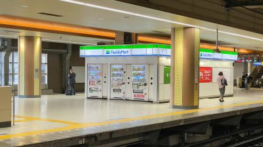Kitasenjyu İstasyonu 'ndaki Tobu Line platformunda bulunan Family Mart marketinin arka tarafında içecek otomatları bulunuyor..