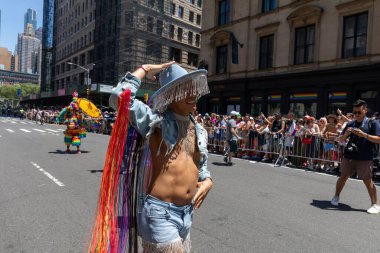 New York City, ABD 'de 2022 sayılı Onur Yürüyüşü' nü kutlayan insanlar