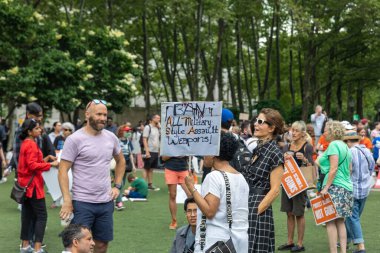 Silahları protesto eden büyük bir kalabalık. Brooklyn 'deki Cadman Plaza' dan Brooklyn Köprüsü üzerinden New York 'a yürüyorum.