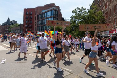 New York sokaklarında büyük bir kalabalık Onur Yürüyüşü 'nü kutluyor.