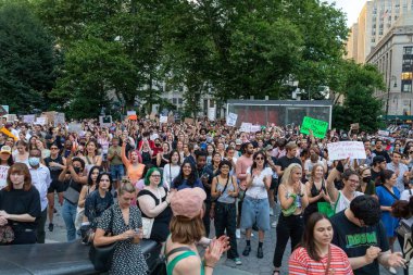 Bir grup protestocu, Anayasa Mahkemesi 'nin Roe-Wade davasını geri çekmesinin ardından ellerinde karton levhalar tutuyorlar.