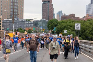 Silahları protesto eden büyük bir kalabalık. Brooklyn 'deki Cadman Plaza' dan Brooklyn Köprüsü üzerinden New York 'a yürüyorum.