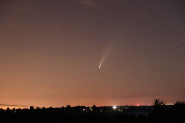 Kuyruklu yıldız Neowise Polonya 'da görüldüğü gibi gece gökyüzünde