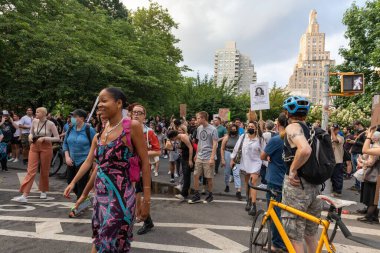 Roe ve Wade davasının devrilmesi sonrasında New York Foley Meydanı 'na yürüyen mukavva tabelalı bir grup protestocu