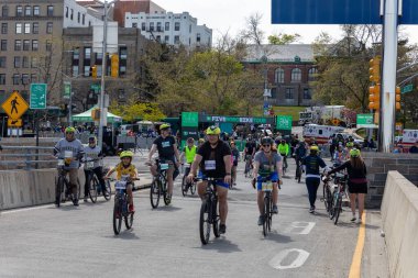 Motosikletlilerin Staten Island, ABD 'deki Beş Boro Bisiklet turuna katıldığı yakın çekim.