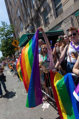 26 Haziran 2022 'de New York' ta yürüyüş yapan neşeli insanlar.