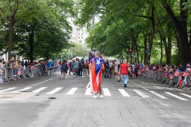 New York 'taki Porto Riko Günü Geçidi' ni kutlamak için büyük bir kalabalık geliyor.