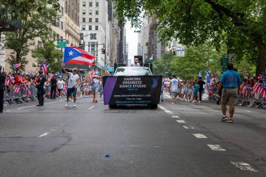 New York 'taki Porto Riko Günü Geçidi' ni kutlamak için büyük bir kalabalık geliyor.