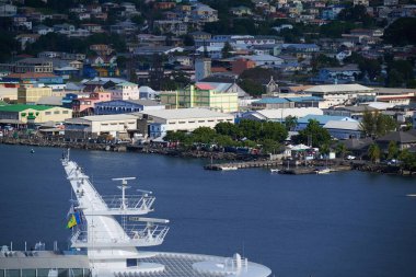 Sahilde ve limanda güzel bir yüksek açılı şehir manzarası.