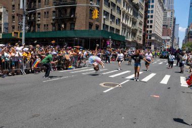 New York City, ABD 'de 2022 sayılı Onur Yürüyüşü' nü kutlayan insanlar