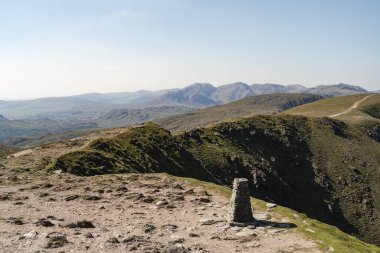 İngiltere, İngiltere 'deki Ulusal Park' ta, Lake District 'te güneşli bir günde Coniston' un Yaşlı Adamı.