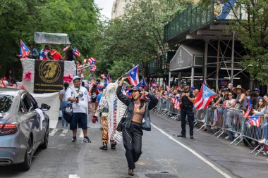 Manhattan sokaklarındaki kalabalık Porto Riko Günü Geçidi 'ni kutluyor.