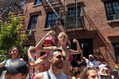 26 Haziran 2022 'de New York' ta yürüyüş yapan neşeli insanlar.