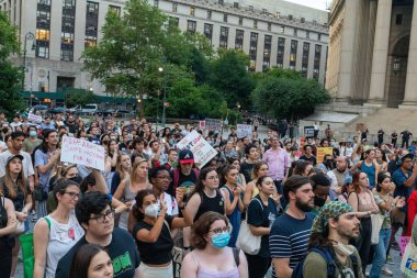 Karton tabelalı bir grup protestocu, Roe-Wade davasının devrilmesi sonrasında Foley Meydanı, New York 'ta toplandı.