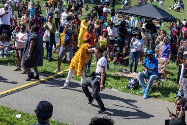 Güneşli bir günde Prospect Park Brooklyn 'de düzenlenen 13. Haziran kutlamasında bir kalabalık.