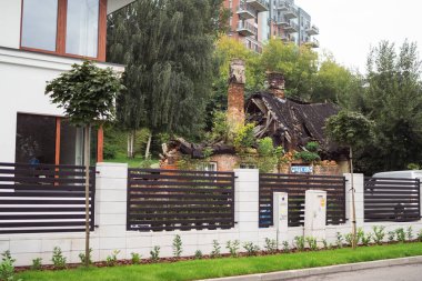 Bahçesi olan bir evin dış görünüşü..