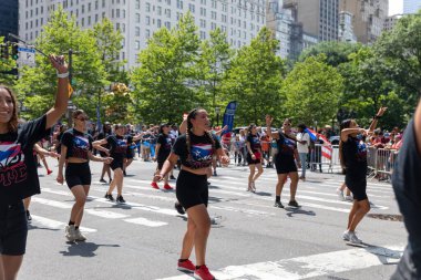 Porto Riko Günü Geçit Töreni 2022 NYC 'de bir grup dansçı.