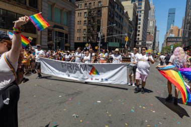 Güneşli bir sabahta Onur Yürüyüşü 'nde bir kalabalık