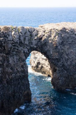 İspanya, Menorca 'daki Pont de Gil' in dikey çekimi.