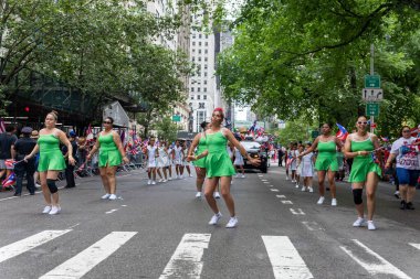 New York 'taki Porto Riko Günü Geçidi' ni kutlamak için büyük bir kalabalık geliyor.