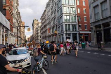 Roe ve Wade davasının devrilmesi sonrasında New York Foley Meydanı 'na yürüyen mukavva tabelalı bir grup protestocu
