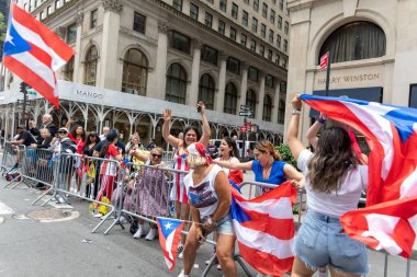 Porto Riko Günü Geçit Töreni 'ni New York City sokaklarında kutlayan kalabalık.