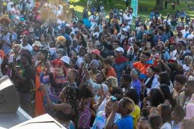 Prospect Park Brooklyn 'deki 13. Haziran kutlamasında kalabalık bir konser