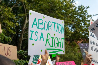 Yüksek Mahkeme Roe ve Wade 'in davasını bozduktan sonra insanlar New York' ta protesto ediyor.