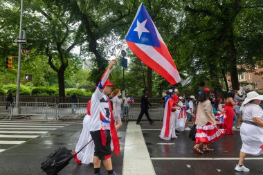 Manhattan sokaklarındaki kalabalık Porto Riko Günü Geçidi 'ni kutluyor.