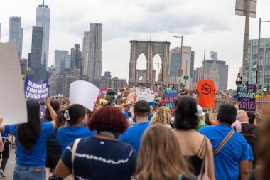 Silahları protesto eden büyük bir kalabalık. Brooklyn 'deki Cadman Plaza' dan Brooklyn Köprüsü üzerinden New York 'a yürüyorum.