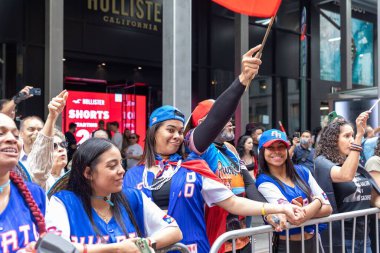 Porto Riko Günü Geçit Töreni 'ni New York City sokaklarında kutlayan kalabalık.