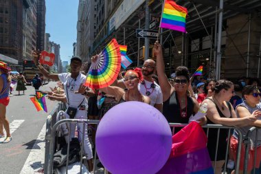 New York 'taki Onur Yürüyüşü' nde bir sürü genç insan var.