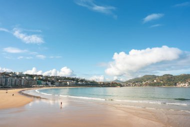 İspanya 'da güneşli bir günde San Sebastian kıyı şehrinin büyüleyici manzarası.