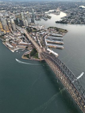 Sydney liman köprüsünün dikey hava görüntüsü ve çevre şehir manzarası.
