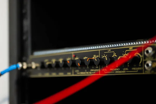 Sebuah Amplifier Hitam Dengan Colokan Latar Belakang Hitam — Stok Foto