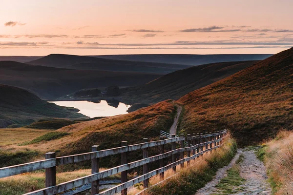 Günbatımında Wessenden Head Rezervuarı, rezervuar manzarası, Peak District Ulusal Parkı, İngiltere