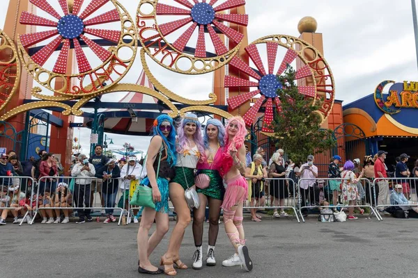 Bulutlu bir sabahta ünlü Coney Adası Denizkızı Geçidi