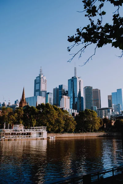 Egy Melbourne Város Napkeltekor Yarra Túloldalán — Stock Fotó