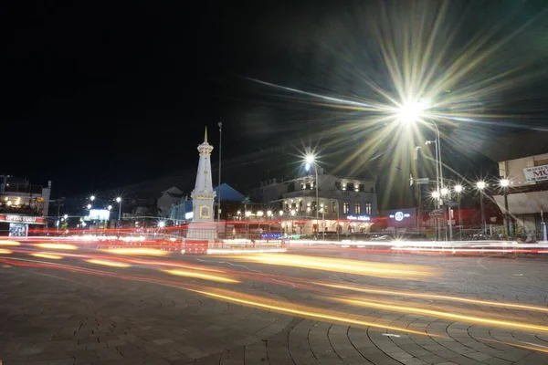 Akşamları Yogyakarta 'daki beyaz dostun anıtındaki trafik portresi. Endonezya