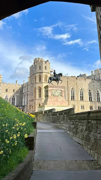Colpo Verticale Statua Carlo Castello Windsor Inghilterra — Foto Stock